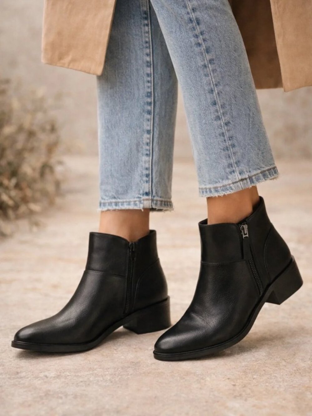 BareTraps Alona Black Ankle Booties Side Zip Almond Toe Sz 7W EUC